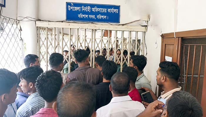 জনবল নিয়োগ; ইউএনও অবরুদ্ধ ছাত্রদল কর্মীদের হাতে