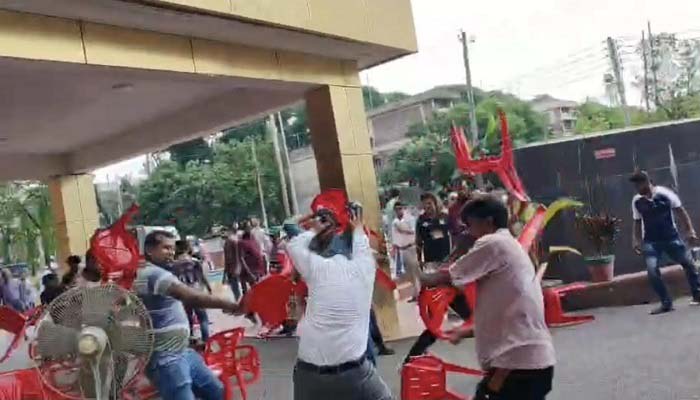 পবিপ্রবিতে ভিসি অপসারণ দাবিতে কর্মসূচি; বহিরাগতদের হামলা
