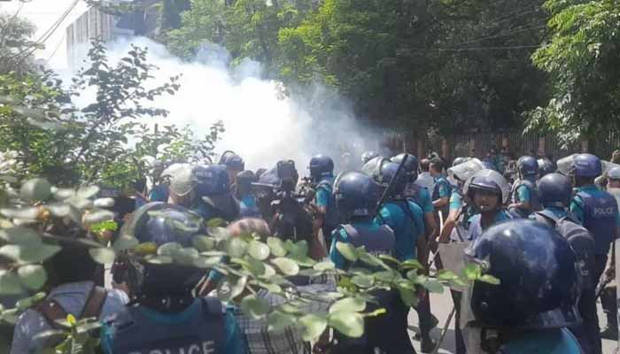 প্রকৌশল শিক্ষার্থীদের সঙ্গে পুলিশের ধস্তাধস্তি, সাউন্ড গ্রেনেড নিক্ষেপ