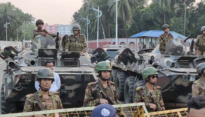 বঙ্গভবনের সামনে বিক্ষোভ, সেনাবাহিনীর জলকামান মোতায়েন