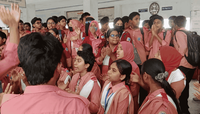 বরিশাল মডেল কলেজে শাটডাউনের হুঁশিয়ারি