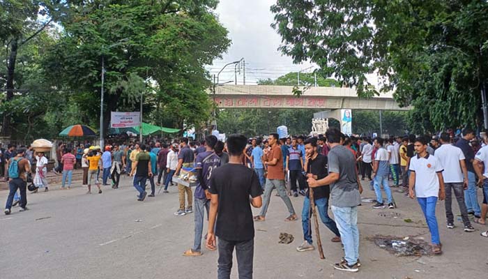 হামলার পর  রাজু ভাস্কর্য ও টিএসসি দখলে নিল ছাত্রলীগ