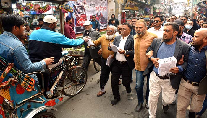 বরিশালে বিএনপির ভোট বর্জনের লিফলেট বিতরণ