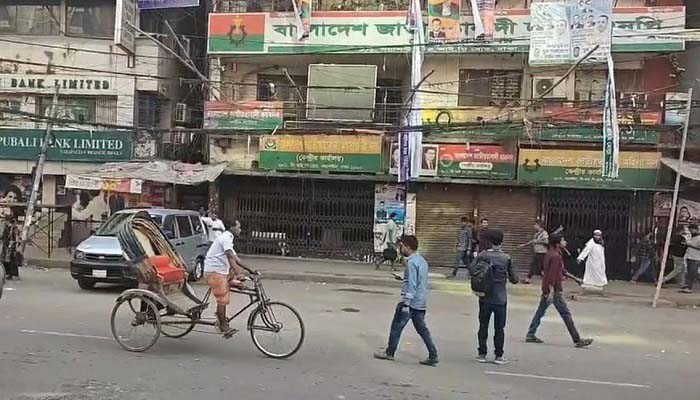 তফসিল: বিএনপি অফিসের সামনে থেকে রোডব্লক সরিয়ে নিল পুলিশ