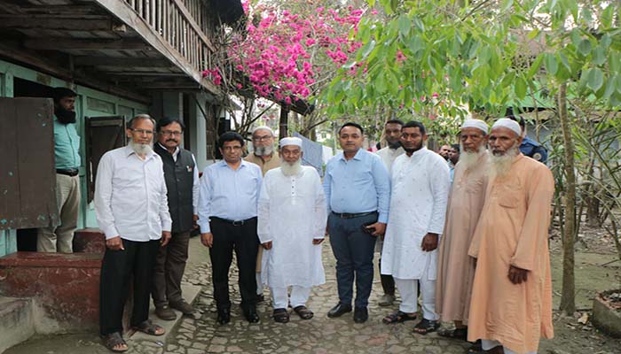 বরিশালে বীর মুক্তিযোদ্ধাদের বাড়ি গিয়ে প্রশাসনের স্বাধীনতার শুভেচ্ছা