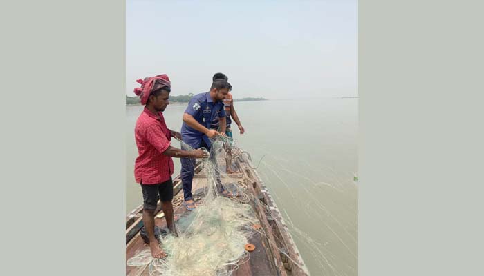 বরিশালে অভিযানিক দলের ওপর ইলিশ শিকারিদের হামলা