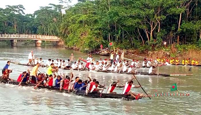 ঝালকাঠিতে ঐতিহ্যবাহী নৌকা বাইচ অনুষ্ঠিত