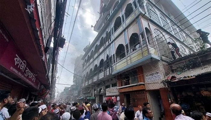 বরিশাল চকবাজার এবায়দুল্লাহ মসজিদে অগ্নিকাণ্ড