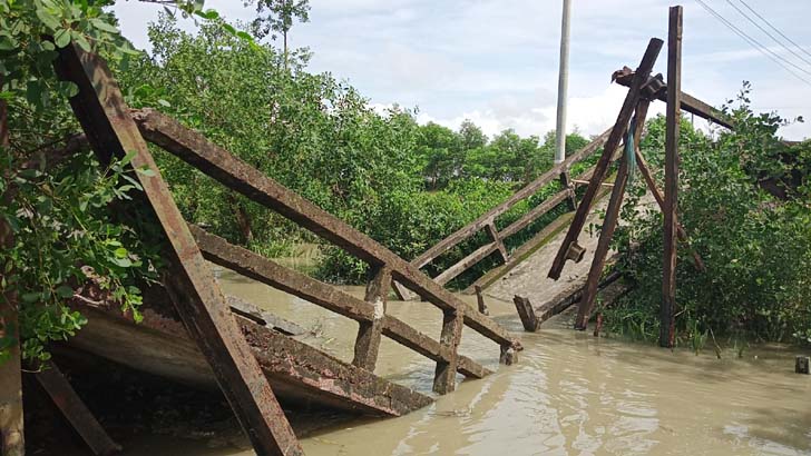 ব্রিজ ভেঙে গহিনখাল