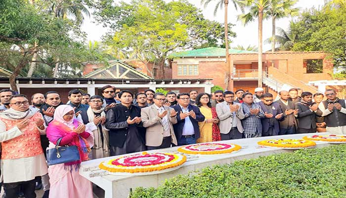 জাতির পিতার সমাধিতে বরিশাল বিশ্ববিদ্যালয়ের শ্রদ্ধা নিবেদন