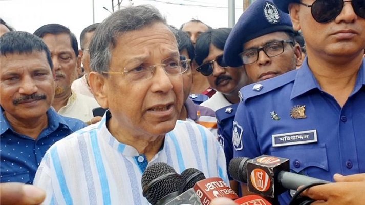 ব্রাহ্মণবাড়িয়ার আখাউড়া রেল স্টেশনে সাংবাদিকদের প্রশ্নের জবাব দিচ্ছেন আইনমন্ত্রী। ছবি সংগৃহী